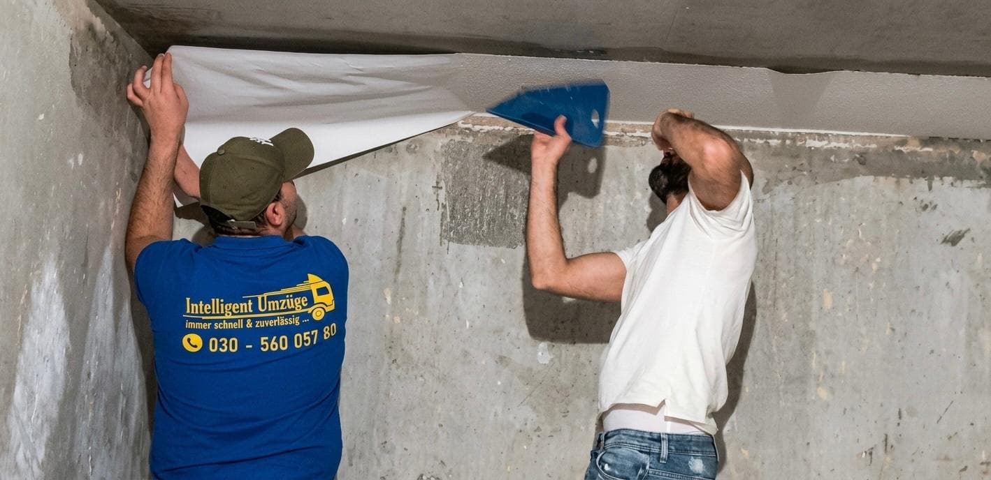 Handwerkliche Vorbereitung und Tragearbeit vor dem Umzug